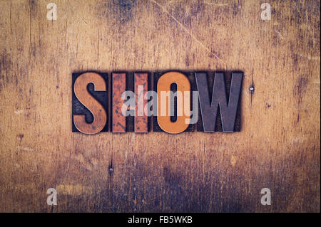 Das Wort "Show" geschrieben in schmutzigen Vintage Buchdruck Typ auf einem alten hölzernen Hintergrund. Stockfoto