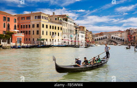 Gondel mit Touristen am Canal Grande, Venedig Stadtbild, Italien, UNESCO Stockfoto