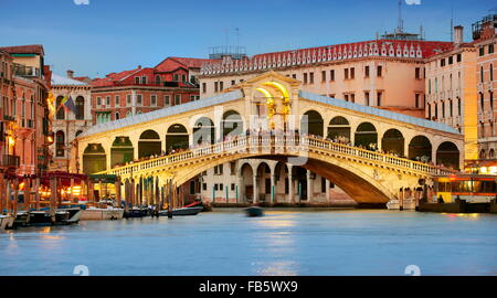 Rialto-Brücke am Abend, Canal Grande, Venedig Stadtbild, Italien, UNESCO Stockfoto
