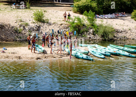 Kanuten Vorbereitung an der Seite des Flusses Ardèche, Frankreich Stockfoto