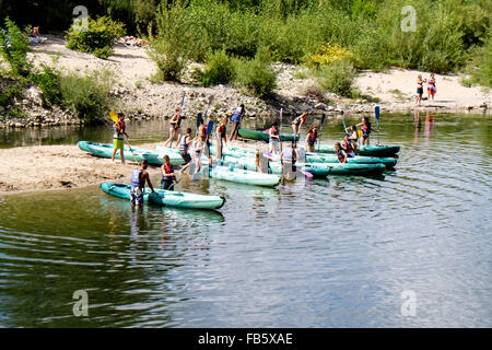 Kanuten Vorbereitung an der Seite des Flusses Ardèche, Frankreich Stockfoto