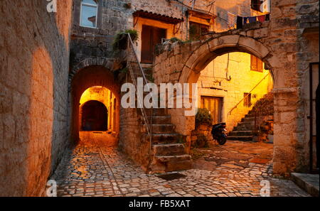 Trogir bei Nacht, Kroatien Stockfoto