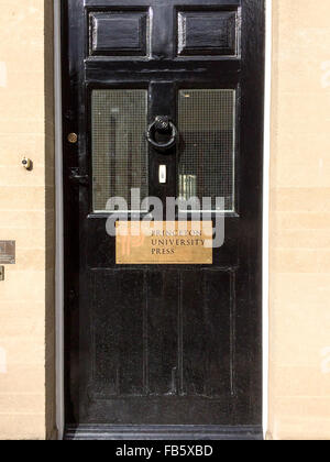 Haustür mit Goldplakette von Princeton University Press Office in Woodstock, Großbritannien Stockfoto