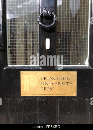 Haustür mit Goldplakette von Princeton University Press Office in Woodstock, Großbritannien Stockfoto