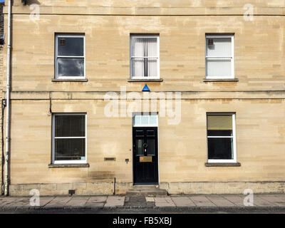 Haustür mit Goldplakette von Princeton University Press Office in Woodstock, Großbritannien Stockfoto