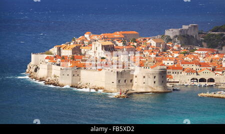 Altstadt von Dubrovnik, Blick auf Hafen und die Stadtmauern, Kroatien Stockfoto