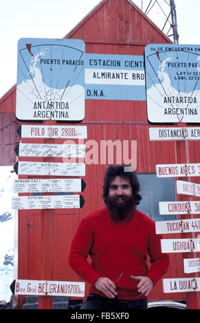 Ein bärtiger Wissenschaftler begrüßt Antarktis Expedition Besucher der Almirante Brown argentinische Forschungsstation am Paradies Hafen in Graham Land auf der antarktischen Halbinsel gelegen.  Es ist eine der 13 wissenschaftlichen Grundlagen von Argentinien in der Antarktis betrieben. Stockfoto