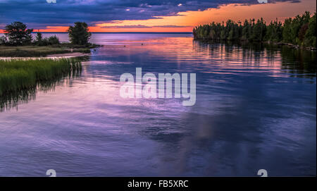 Sonnenuntergang über der Tahquamenon Fluß Wasserscheide, wie es in Lake Superior mündet. Tahquamenon Falls State Park. Paradies, Michigan Stockfoto