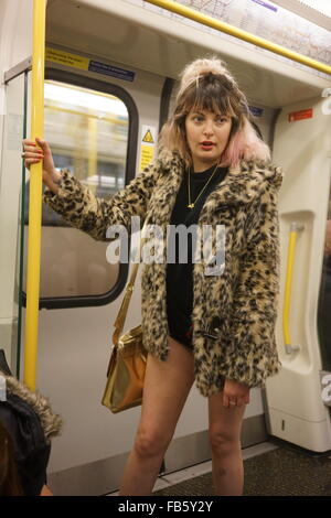 London, UK, 10. Januar 2016: Nachtschwärmer bekleidet in London am London No Pants Day 2016 - u-Bahnfahrt. Bildnachweis: Siehe Li/Alamy Live News Stockfoto