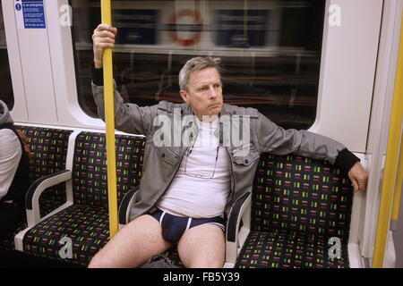 London, UK, 10. Januar 2016: Nachtschwärmer bekleidet in London am London No Pants Day 2016 - u-Bahnfahrt. Bildnachweis: Siehe Li/Alamy Live News Stockfoto