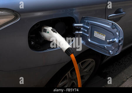 Electric hybrid Auto von einer Straße Ladestation aufgeladen Stockfoto