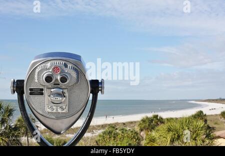 Münz-Fernglas Blick auf einen Strand im Fort De Soto in St. Petersburg, Florida. Stockfoto
