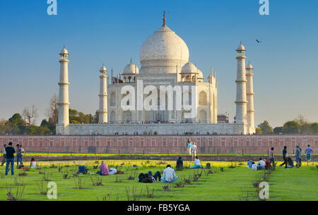 Taj Mahal und den Mughal Gärten des Taj Mahal, Agra, Uttar Pradesh, Indien Stockfoto