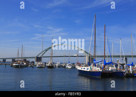 Boote vor fehmarnsund - Brücke, Fehmarn, Ostsee, Schleswig-Holstein, Deutschland Stockfoto