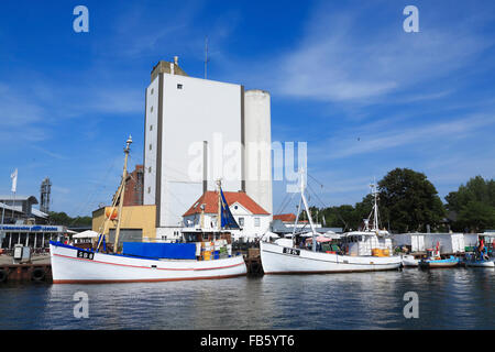 Fischkutter im Hafen Burgstaaken, Insel Fehmarn, Ostseeküste, Schleswig-Holstein, Deutschland Stockfoto