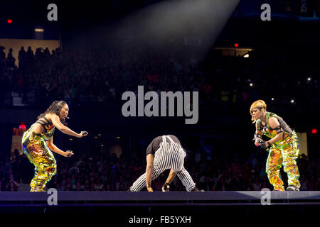 Rosemont, Illinois, USA. 23. Mai 2015. ROZONDA "CHILLI" THOMAS (L) und TIONNE "T-BOZ" WATKINS und TLC führen Sie live auf der NKOTB Main Event Tour in der Allstate Arena in Rosemont, Illinois © Daniel DeSlover/ZUMA Draht/Alamy Live News Stockfoto