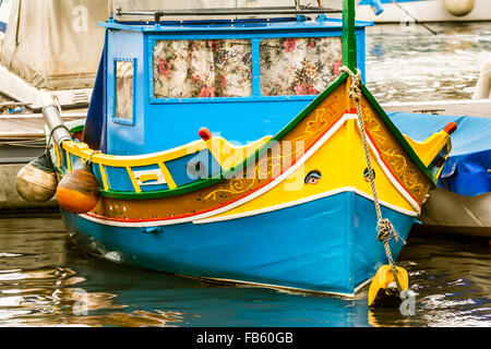 Traditionellen Luzzu Boot im Hafen von Marsaxlokk, ein Fischerdorf im süd-östlichen Teil von Malta Stockfoto