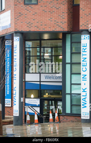 NHS walk im Zentrum auf breiter Spur in Sheffield Stockfoto