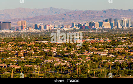 Der Las Vegas Strip aus der Ferne mit Hotels und 550 Fuß High Roller Rad im Blick. Stockfoto