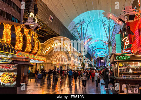 Eine seltene Regenschauer spiegelt Neon Lichter entlang der Fremont Street in der Innenstadt von Las Vegas. Stockfoto