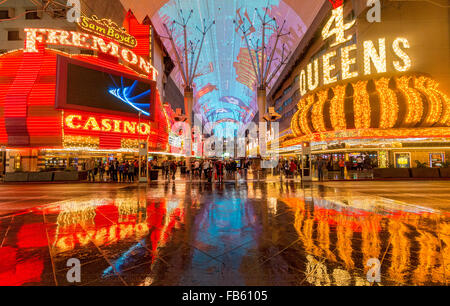 Eine seltene Regenschauer spiegelt Neon Lichter entlang der Fremont Street in der Innenstadt von Las Vegas. Stockfoto