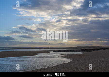 Sonnenuntergang an der Küste bei Pagham, West Sussex, UK Stockfoto