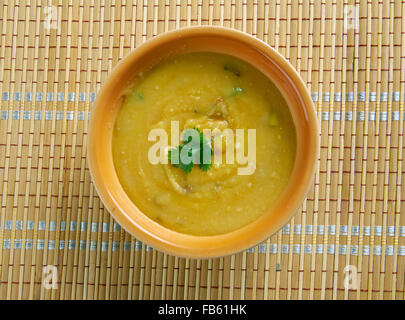 Dhal Baht - Vegan gewürzt Gelbe Erbsen Stockfoto