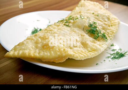 Cheburek mit Fleisch - kaukasischen dish.national Traditionsgericht der Krimtataren und kaukasischen und Turkic Völker, populär Stockfoto