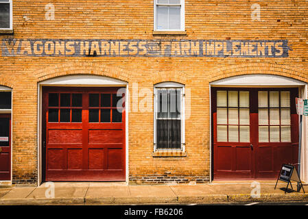 Güterwagen Kabelbaum und Farm implementiert Ghost Zeichen, 24 Ashby Street, Warrenton, Virginia Stockfoto