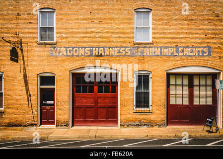 Güterwagen Kabelbaum und Farm implementiert Ghost Zeichen, 24 Ashby Street, Warrenton, Virginia Stockfoto