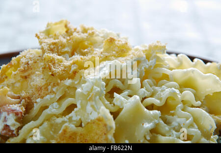 Gebackene Lokshyna - Ukrainisch Pasta Bake.cooked Ei Nudeln und Speck, Hüttenkäse, halb. Stockfoto