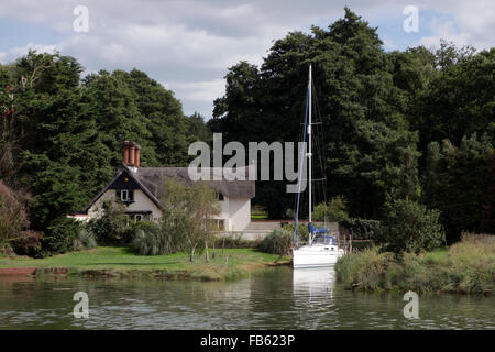 Reetdachhaus am Flussufer Deben mit Liegeplatz für Yacht, Melton, Suffolk, UK. Stockfoto