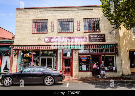 Mann und Frau verlassen, Sunny Hills American Grill, Rhodos Drogerie, 77-79 Main Street, Warrenton, Virginia Stockfoto