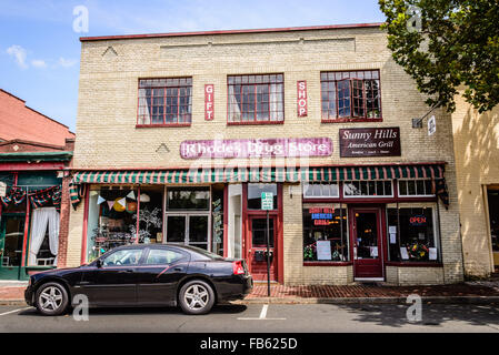 Sonnige Hügel American Grill, Hauptstraße Rhodos Drogerie, 77-79, Warrenton, Virginia Stockfoto