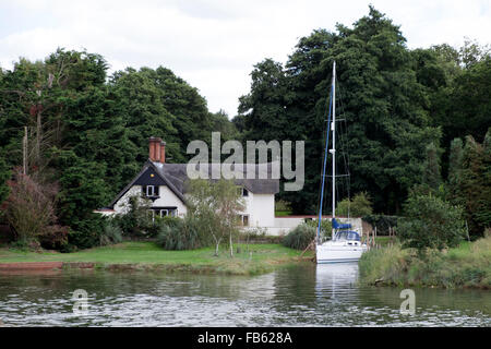 Reetdachhaus am Flussufer Deben mit Liegeplatz für Yacht, Melton, Suffolk, UK. Stockfoto