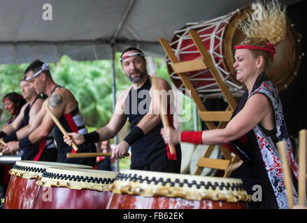 Delray Beach, Florida, USA. 10. Januar 2016. Amy Minshew, (R), Mitglieder der Fushu Daiko Schlagzeuger in Aktion während des dreißig acht jährlichen Oshogatsu Festival Sonntag, 10. Januar 2016 an der Morikami Museum and Japanese Gardens in Delray Beach. © Bill Ingram/der Palm Beach Post/ZUMA Draht/Alamy Live-Nachrichten Stockfoto