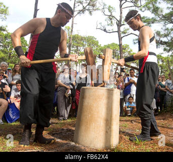 Delray Beach, Florida, USA. 10. Januar 2016. Gießen der Reis während des dreißig acht jährlichen Oshogatsu Festival Sonntag, 10. Januar 2016 an der Morikami Museum and Japanese Gardens in Delray Beach. © Bill Ingram/der Palm Beach Post/ZUMA Draht/Alamy Live-Nachrichten Stockfoto