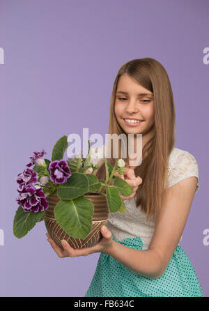 Porträt-Teenager-Mädchen mit Blumentopf Stockfoto