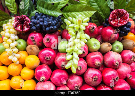 Viele verschiedene Früchte auf ein Schaufenster Nahaufnahme. Straßenhändler verkaufen bunte exotische Früchte und Fruchtsäfte. Stockfoto