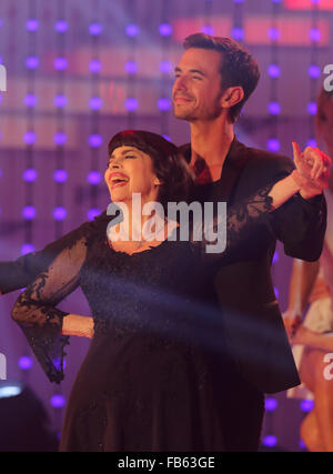 Berlin, Deutschland. 9. Januar 2016. Mireille MATHIEU Mit Florian SILBEREISEN präsentiert das Lied auf der TV-Show-Das Grosse Fest der Besten mit Florian Silbereisen im Velodrom in Berlin Kredit: Peter Schatz/Alamy Live News Stockfoto