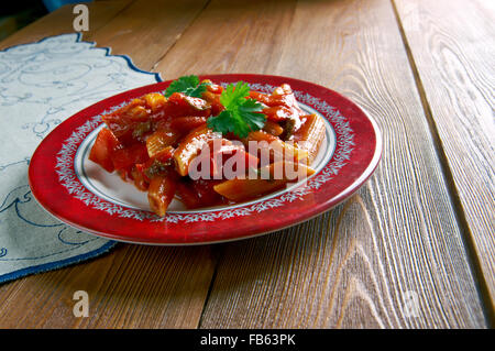 FRA Diavolo-Sauce und Penne Nudeln. Tomatenbasis und Chilischoten für Gewürz verwenden. Italienisch-amerikanische Küche Stockfoto