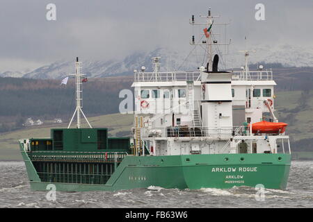 Registriert in der Republik Irland, übergibt den Frachter Arklow Rogue Osthafen Indien nach einem Besuch in Glasgow. Stockfoto