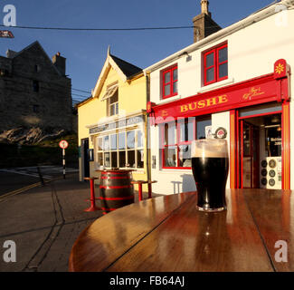 Ein Pint Guinness bei Sonnenuntergang vor Bushe Bar in Baltimore, West Cork, Irland Stockfoto