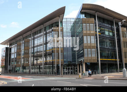 Modernes Bürogebäude in Belfast in der Oxford Street/lanyon Place, Laganside. Moderne britische Bürogebäude vor allem Glas mit Holz- Schalung. Stockfoto