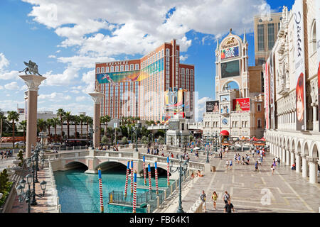 Treasure Island Resort und Hotel gesehen vom venezianischen Hotel am Strip in Las Vegas, Nevada. Stockfoto