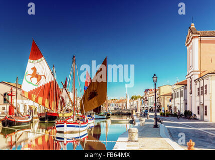 Alte Boote auf urzeitlichem Kanalhafen in Cesenatico in der Emilia Romagna in Italien Stockfoto