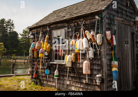 Vintage Storage Hummer Shack with Fishing Bojs, Bar Harbor, York, Maine, USA, New England, Old Hummer Markers Vintage Coastal Seaside Tool Shed Stockfoto