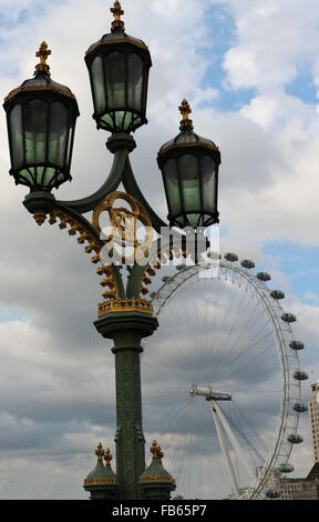 Das ikonische London Eye über der Themse mit einem königlichen Licht Post an der Spitze aus gesehen. Stockfoto