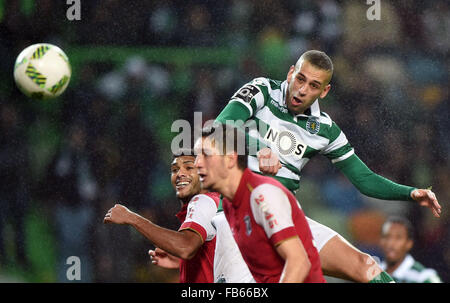 Lissabon. 10. Januar 2016. Sporting Islam Slimani (oben) wetteifert mit Bragas Djavan da Silva in der portugiesischen Liga Fußballspiel im Jose Alvalade-Stadion in Lissabon am 10. Januar 2016. Sporting gewann 3-2. © Zhang Liyun/Xinhua/Alamy Live-Nachrichten Stockfoto