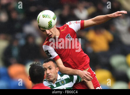 Lissabon. 10. Januar 2016. Bragas Nikola Vukcevic (oben) wetteifert mit Sporting Jefferson Nascimento während der portugiesischen Liga Fußballspiel im Jose Alvalade-Stadion in Lissabon am 10. Januar 2016. Braga verloren 2-3. © Zhang Liyun/Xinhua/Alamy Live-Nachrichten Stockfoto